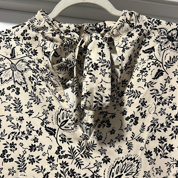 Cream and Black Blouse with high neck and beautiful tie back - Picture 4 of 5